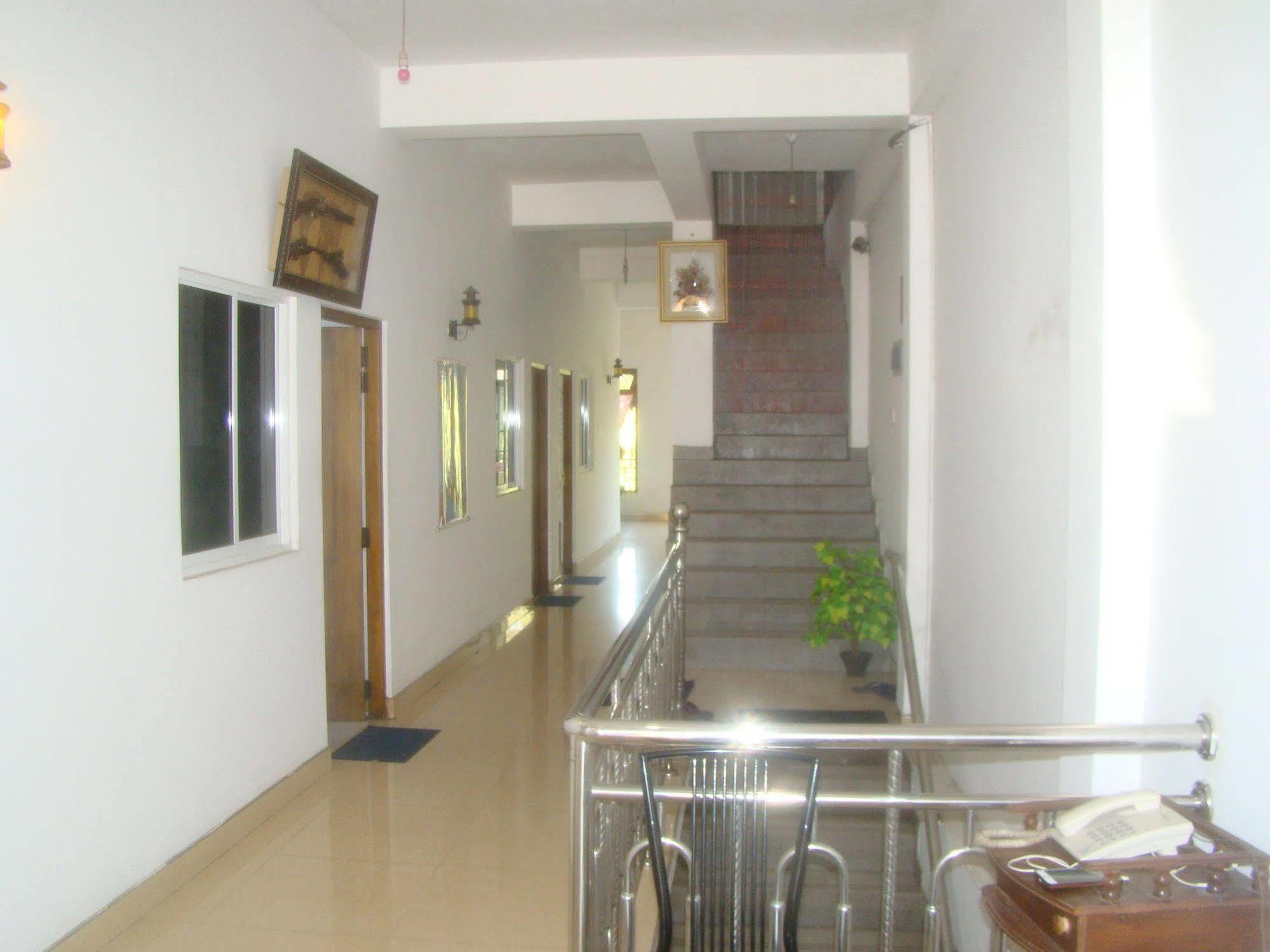 Down Town Hotel Ponnarankulama 외부 사진